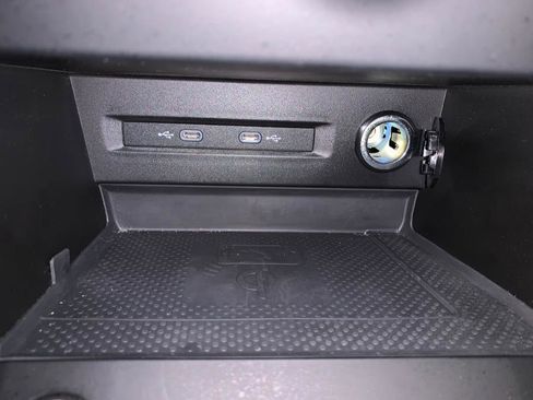 Used 2022 Volkswagen Taos SE image 37