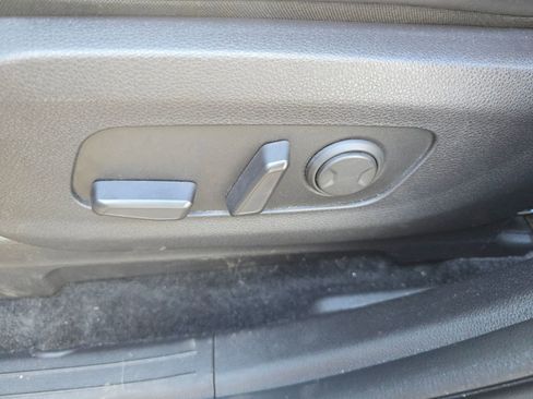 Used 2024 Kia Carnival LX image 10