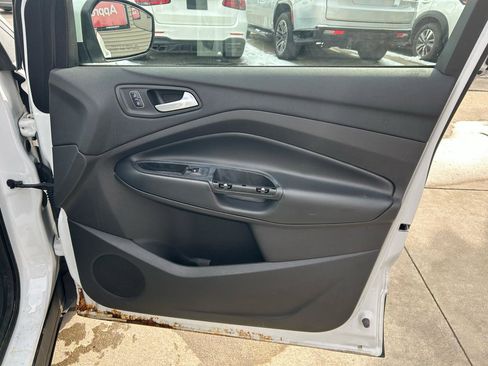 Used 2017 Ford Escape SE image 16