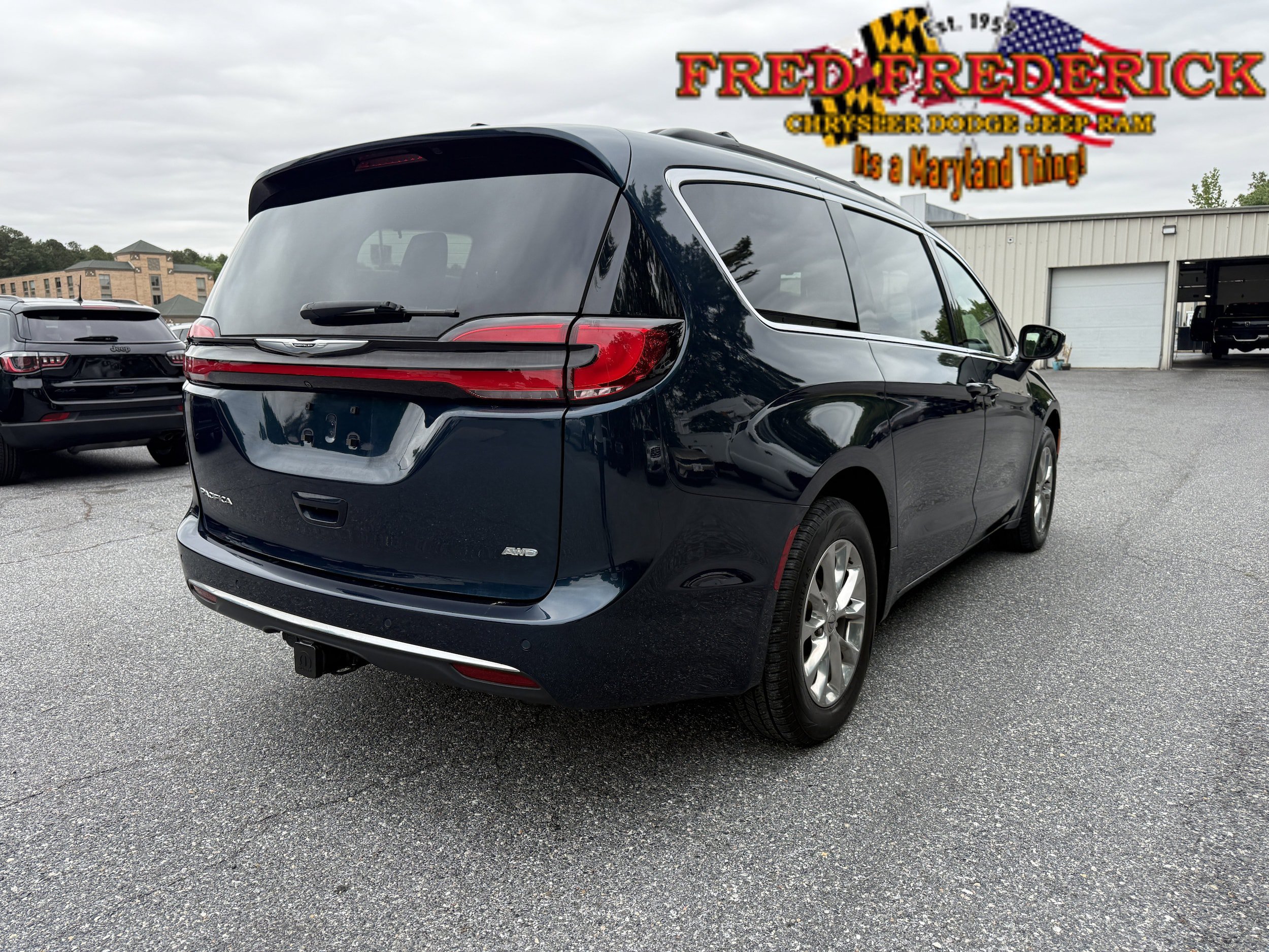 Used 2023 Chrysler Pacifica Touring-L AWD/4WD image 8
