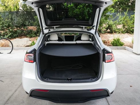 Used 2023 Tesla Model Y Long Range AWD/4WD image 24