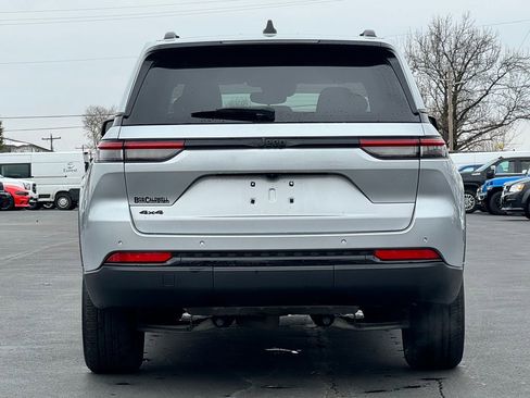 Used 2024 Jeep Grand Cherokee Altitude image 6