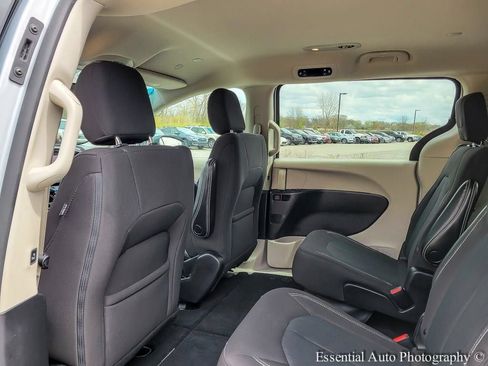 Used 2023 Chrysler Voyager LX FWD image 13
