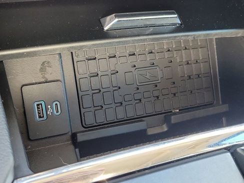 Used 2023 Ford Expedition XLT image 29