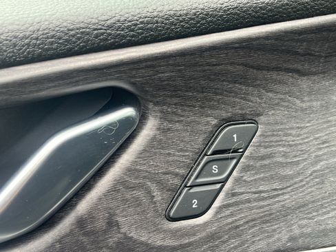 Used 2023 Jeep Grand Cherokee L Limited w/ Black Appearance Package image 18