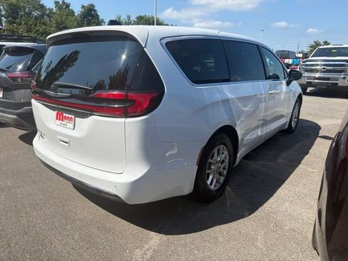 Used 2025 Chrysler Pacifica Select FWD image 6