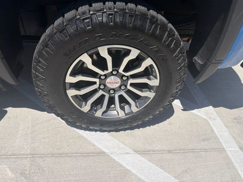 Used 2022 GMC Sierra 1500 AT4 w/ AT4 Preferred Package AWD/4WD image 8