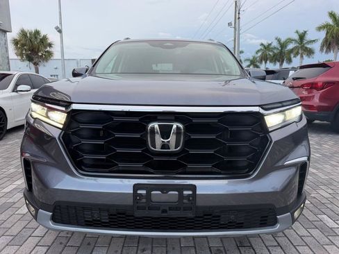 Used 2025 Honda Pilot Touring image 2