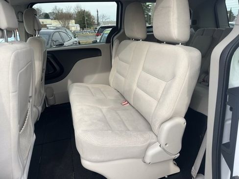 Used 2017 Dodge Grand Caravan SE image 11