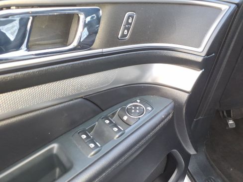 Used 2018 Ford Explorer XLT image 12