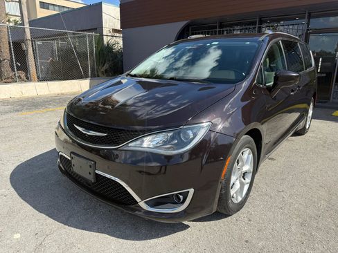 Used 2017 Chrysler Pacifica Touring-L Plus w/ Advanced Safetytec Group image 3