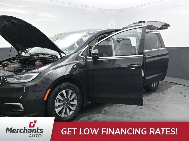 Used 2023 Chrysler Pacifica Touring-L FWD image 44