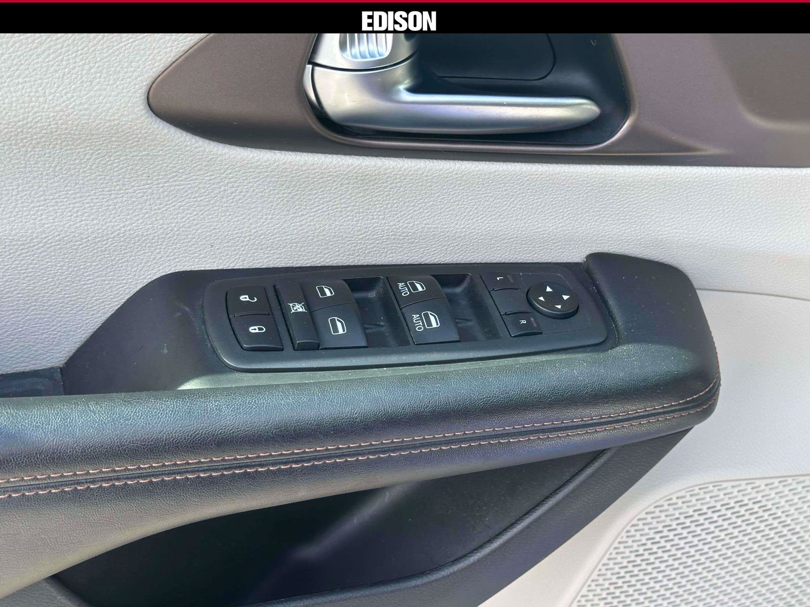 Used 2019 Chrysler Pacifica LX FWD image 16