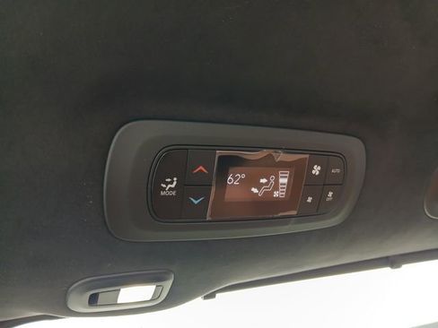 Used 2025 Chrysler Pacifica Pinnacle FWD image 34