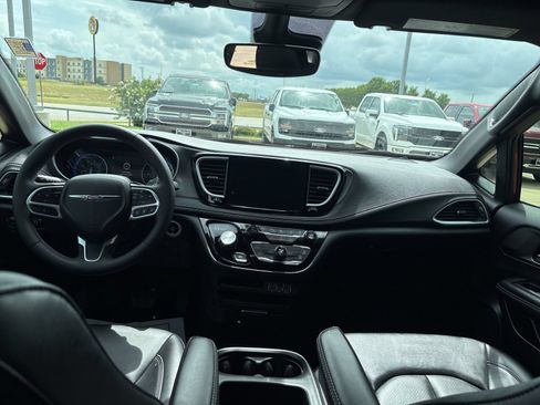 Used 2025 Chrysler Pacifica Select AWD/4WD image 15