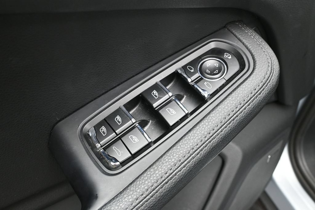 Certified 2024 Porsche Macan AWD/4WD image 9