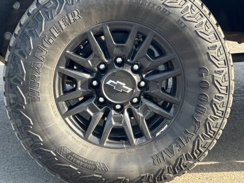 Used 2024 Chevrolet Silverado 2500 ZR2 w/ Technology Package image 25