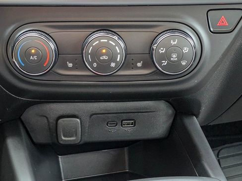 Used 2024 Chevrolet Trax LS w/ LS Convenience Package image 17