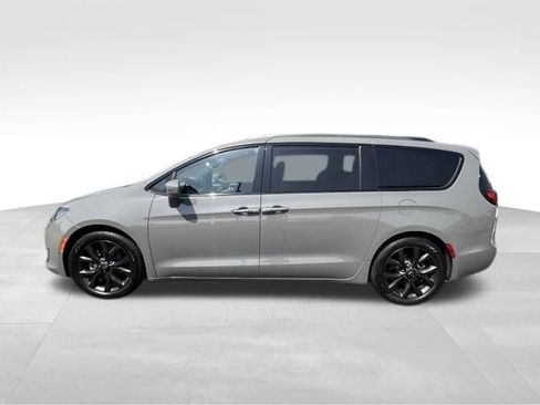 Used 2020 Chrysler Pacifica Limited w/ Advanced Safetytec Group FWD image 3