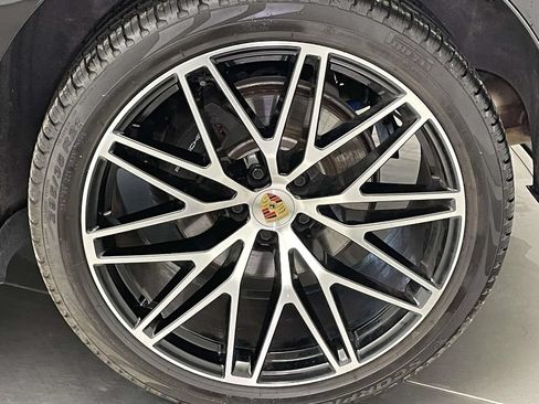 Certified 2025 Porsche Macan AWD/4WD image 12