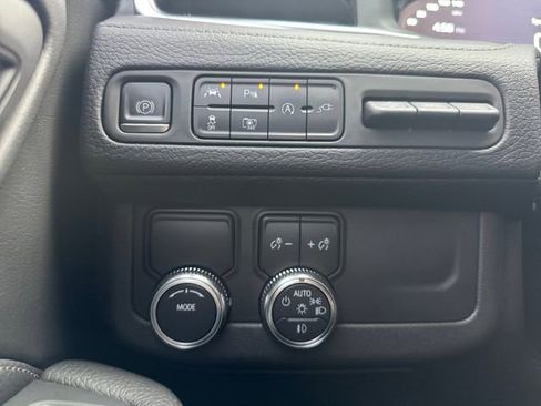 Used 2022 GMC Yukon XL Denali image 6