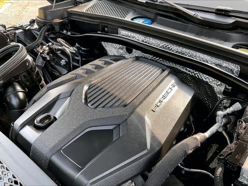 Used 2024 Porsche Macan AWD/4WD image 29