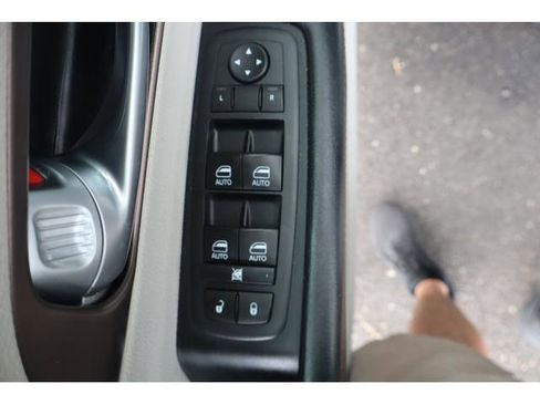 Used 2017 Chrysler Pacifica Touring-L Plus FWD image 12