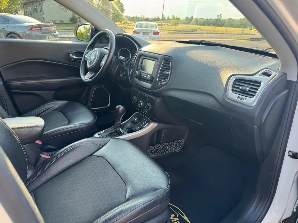 Used 2018 Jeep Compass Latitude w/ Cold Weather Group AWD/4WD image 8