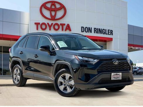 Used 2025 Toyota RAV4 XLE FWD image 1
