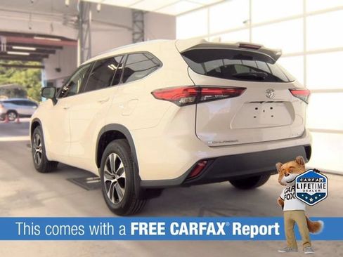 Used 2020 Toyota Highlander XLE AWD/4WD image 4