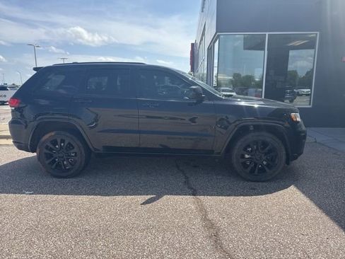 Used 2019 Jeep Grand Cherokee Altitude image 4