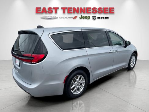 Used 2023 Chrysler Pacifica Touring-L FWD image 3