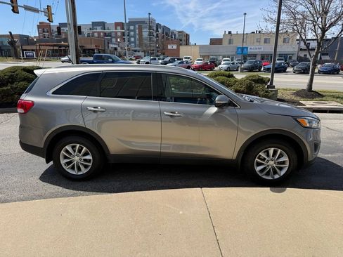 Used 2016 Kia Sorento LX image 4
