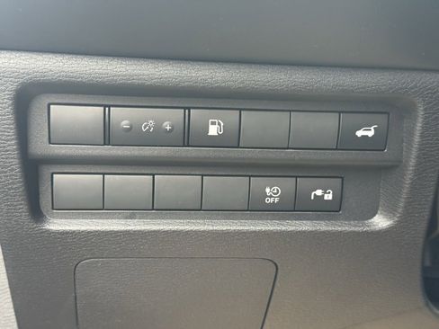 Used 2025 Mitsubishi Outlander SE image 17