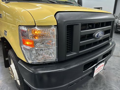 Used 2022 Ford E-450 and Econoline 450 Super Duty image 21