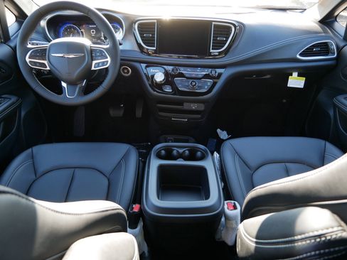 New 2026 Chrysler Pacifica Select image 12