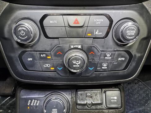 Used 2022 Jeep Renegade Latitude AWD/4WD image 33