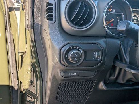 Used 2023 Jeep Gladiator Willys image 15