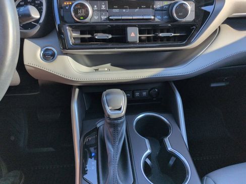 Used 2021 Toyota Highlander XLE AWD/4WD image 18