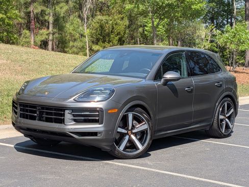 Certified 2025 Porsche Cayenne AWD/4WD image 1