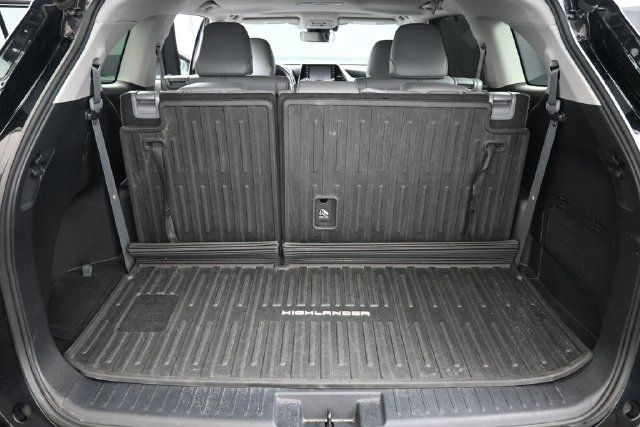 Used 2021 Toyota Highlander XLE AWD/4WD image 19