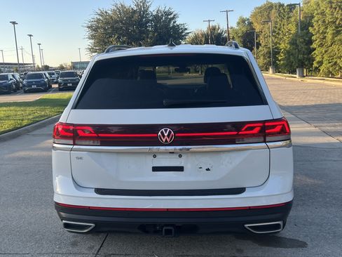 Used 2024 Volkswagen Atlas SE w/ Panoramic Sunroof Package FWD image 8