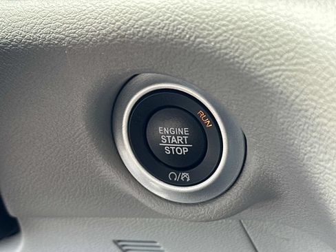 Used 2024 Chrysler Pacifica Touring-L FWD image 24