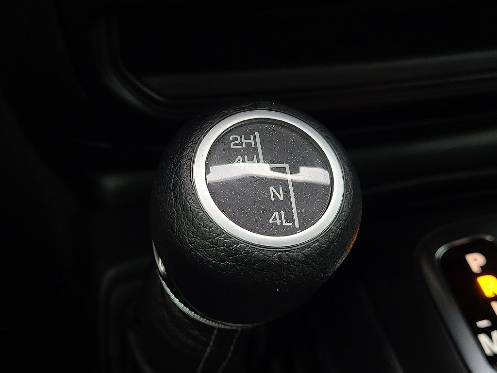 Used 2025 Jeep Gladiator Sport AWD/4WD image 13
