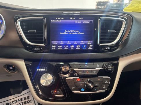 Used 2018 Chrysler Pacifica Touring-L w/ Tire & Wheel Group image 15