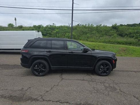 Used 2023 Jeep Grand Cherokee Altitude AWD/4WD image 5