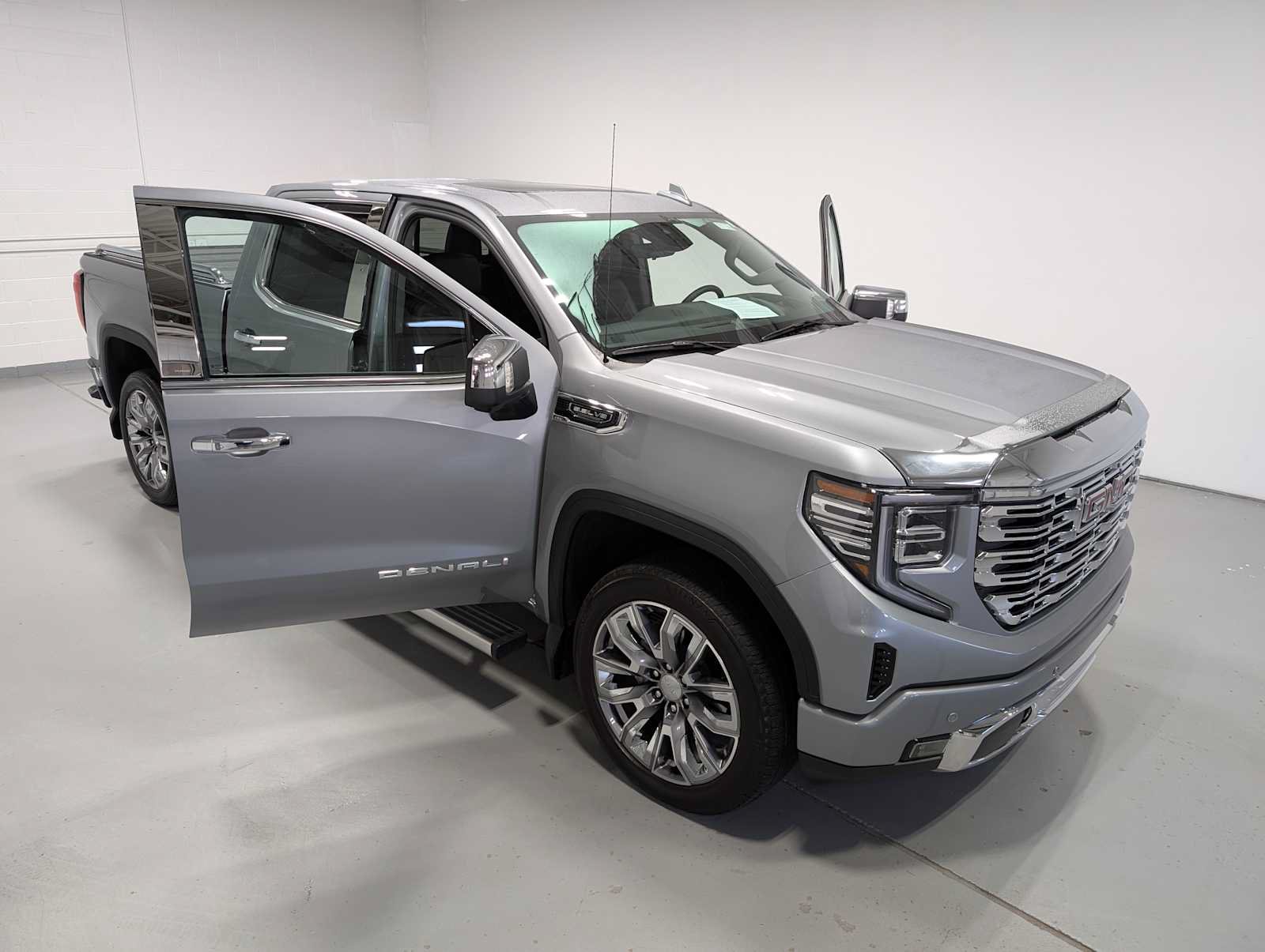 Certified 2025 GMC Sierra 1500 Denali w/ Denali Reserve Package AWD/4WD image 17