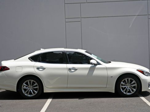 Used 2019 INFINITI Q70 Luxe RWD image 53