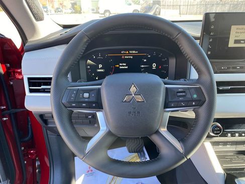 New 2025 Mitsubishi Outlander SE image 15