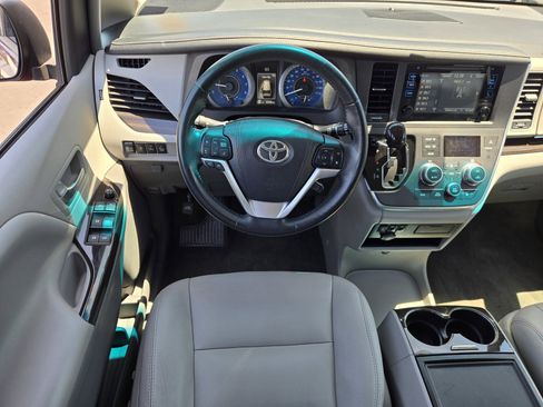 Used 2017 Toyota Sienna FWD image 14
